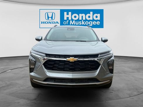Used 2025 Chevrolet Trax LT FWD image 8