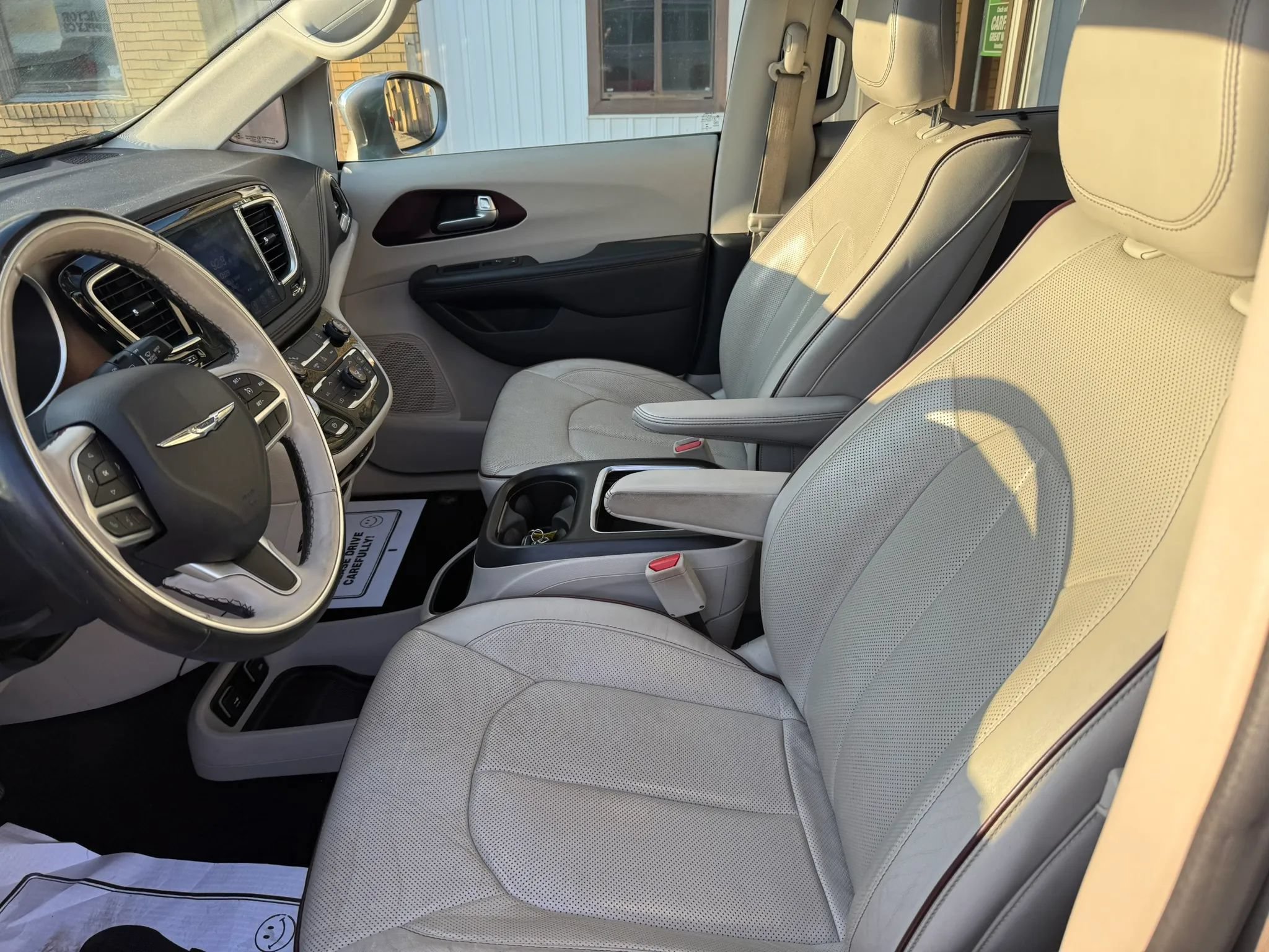 Used 2017 Chrysler Pacifica Limited w/ UConnect Theater Package FWD image 12