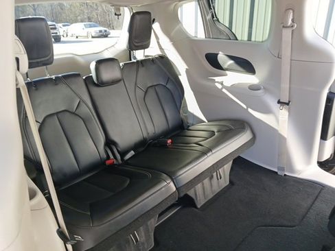 Used 2023 Chrysler Pacifica Touring-L image 12