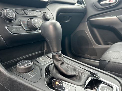 Used 2020 Jeep Cherokee Limited image 19