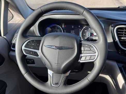 Used 2024 Chrysler Pacifica Touring-L FWD image 13