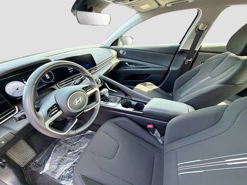 Certified 2025 Hyundai Elantra SEL FWD image 21