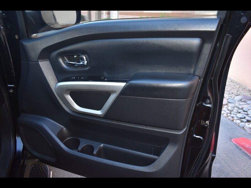 Used 2018 Nissan Titan SV w/ SV Convenience Package RWD image 29