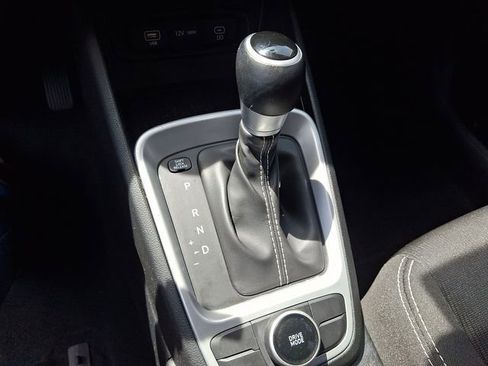 Used 2025 Hyundai Venue SEL FWD image 14