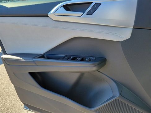 Certified 2025 Volkswagen Taos SE image 20