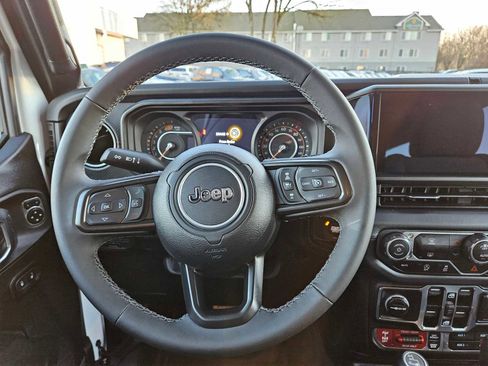 Used 2025 Jeep Wrangler Unlimited Rubicon w/ Technology Group image 20