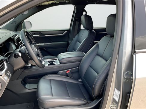 Used 2026 GMC Acadia Elevation w/ Elevation Premium Package FWD image 17