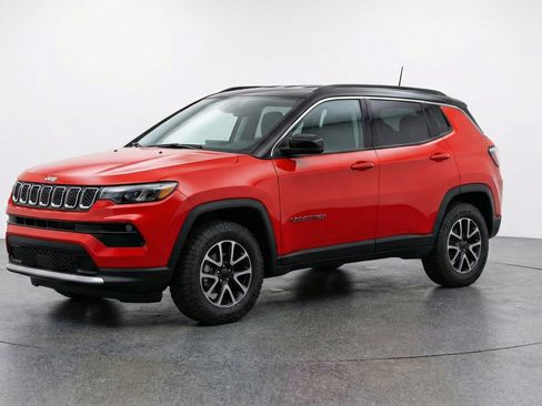 Used 2025 Jeep Compass Trailhawk AWD/4WD image 3