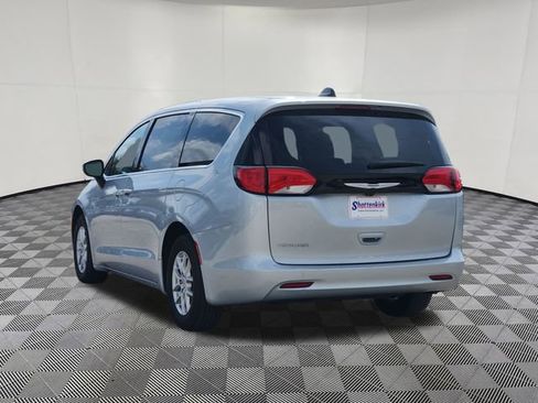 Used 2023 Chrysler Voyager LX FWD image 4