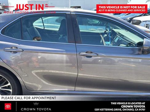 Used 2019 Toyota Camry SE FWD image 3