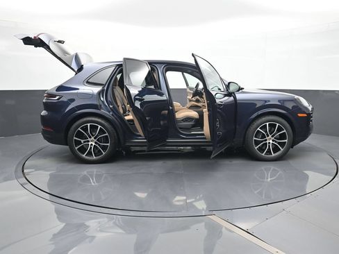 Certified 2024 Porsche Cayenne AWD/4WD image 33