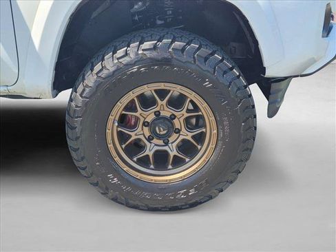 Used 2020 Toyota Tacoma SR5 RWD image 25