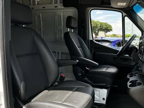 Used 2025 Mercedes-Benz Sprinter 2500 image 30
