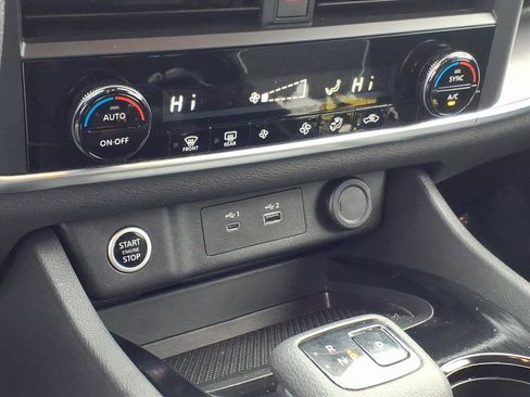 Used 2023 Nissan Rogue SV image 12