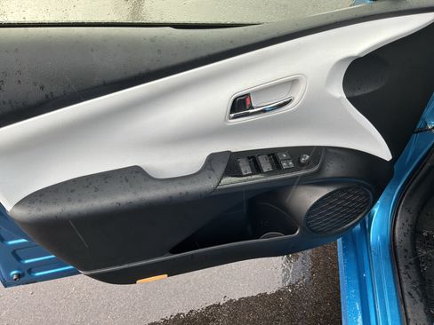 Used 2020 Toyota Prius LE AWD/4WD image 15