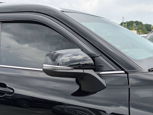 Used 2024 Toyota Highlander XLE FWD image 12