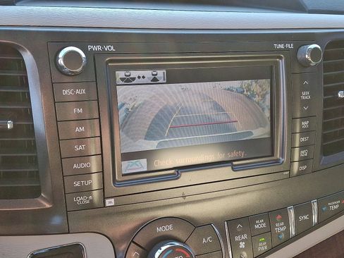 Used 2014 Toyota Sienna Limited image 19