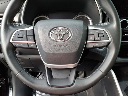Used 2023 Toyota Highlander XLE AWD/4WD image 11
