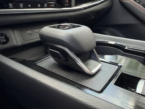 Used 2025 Nissan Rogue SV AWD/4WD image 19