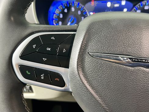 Used 2023 Chrysler Pacifica Touring-L FWD image 18