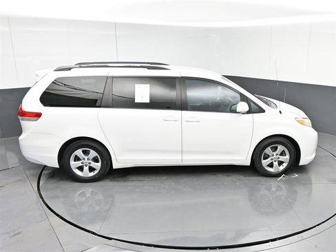 Used 2012 Toyota Sienna LE image 26