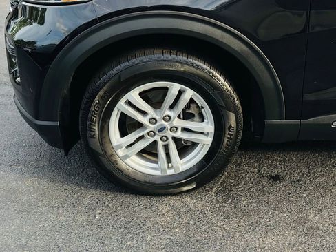 Used 2022 Ford Explorer XLT image 3