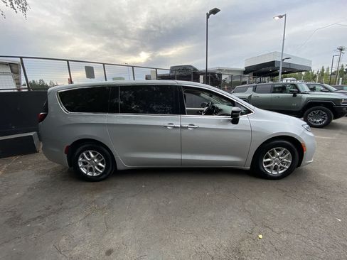 Used 2024 Chrysler Pacifica Touring-L FWD image 7