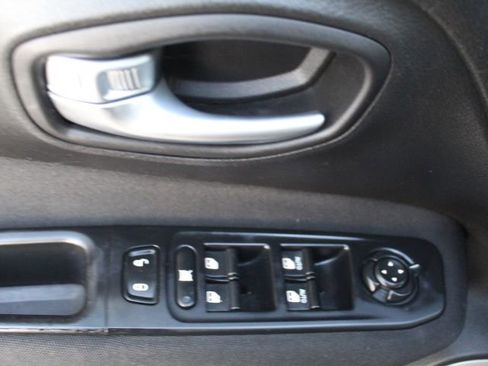 Used 2017 Jeep Renegade Latitude image 14