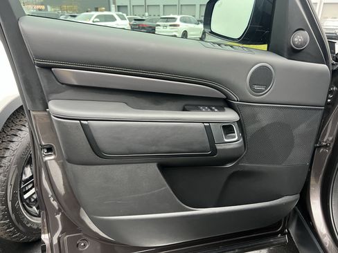 Certified 2024 Land Rover Discovery Metropolitan Edition image 12