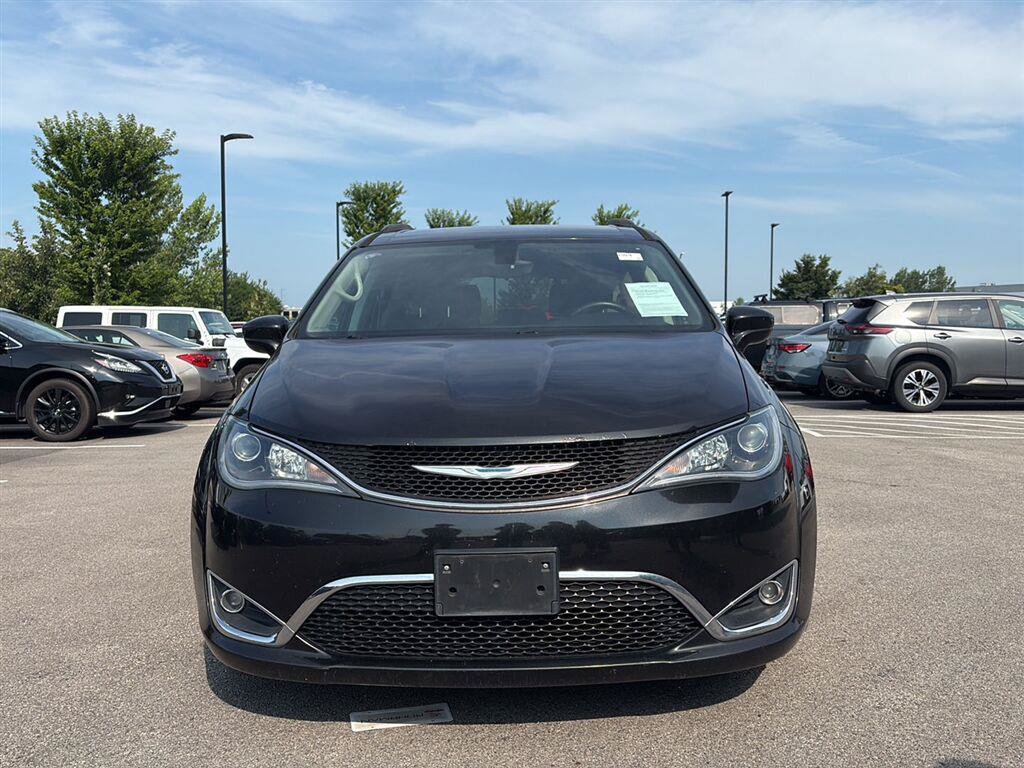 Used 2017 Chrysler Pacifica Touring-L FWD image 2