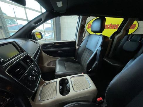 Used 2019 Dodge Grand Caravan SXT image 12