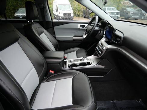 Certified 2022 Ford Explorer XLT w/ Equipment Group 202A image 8
