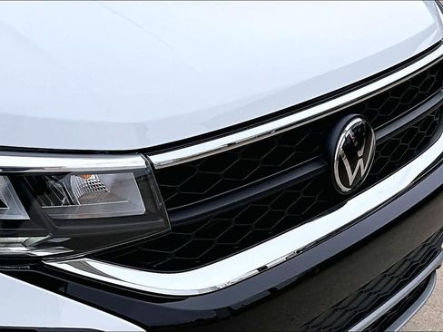 Used 2024 Volkswagen Taos SE image 29