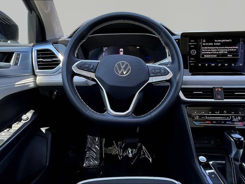 Used 2025 Volkswagen Taos SE FWD image 8