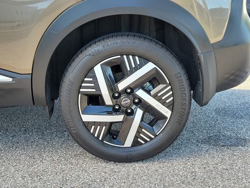 Certified 2025 Nissan Kicks SV w/ Charging Package FWD image 9
