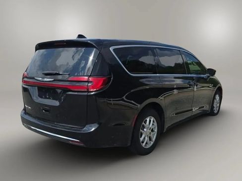 Used 2023 Chrysler Pacifica Touring-L FWD image 7