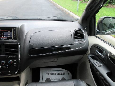 Used 2017 Dodge Grand Caravan SXT FWD image 40