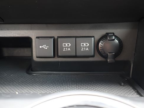 Used 2021 Toyota Highlander XLE AWD/4WD image 34