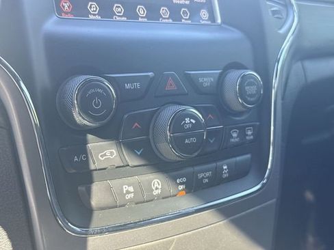 Used 2021 Jeep Grand Cherokee Laredo w/ Security & Convenience Group AWD/4WD image 18