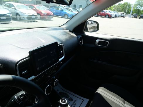 Used 2024 Hyundai Venue SEL FWD image 13