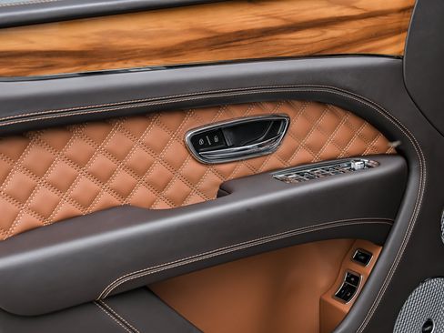 Used 2022 Bentley Bentayga AWD/4WD image 16