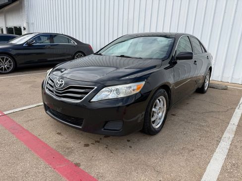 Used 2011 Toyota Camry LE image 1