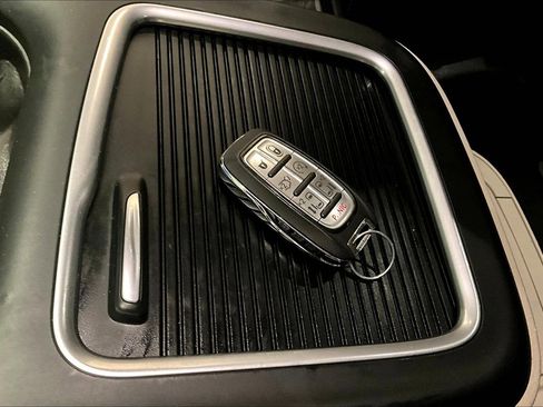 Used 2024 Chrysler Pacifica Select image 36