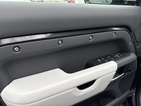Used 2025 Land Rover Defender 110 S image 9