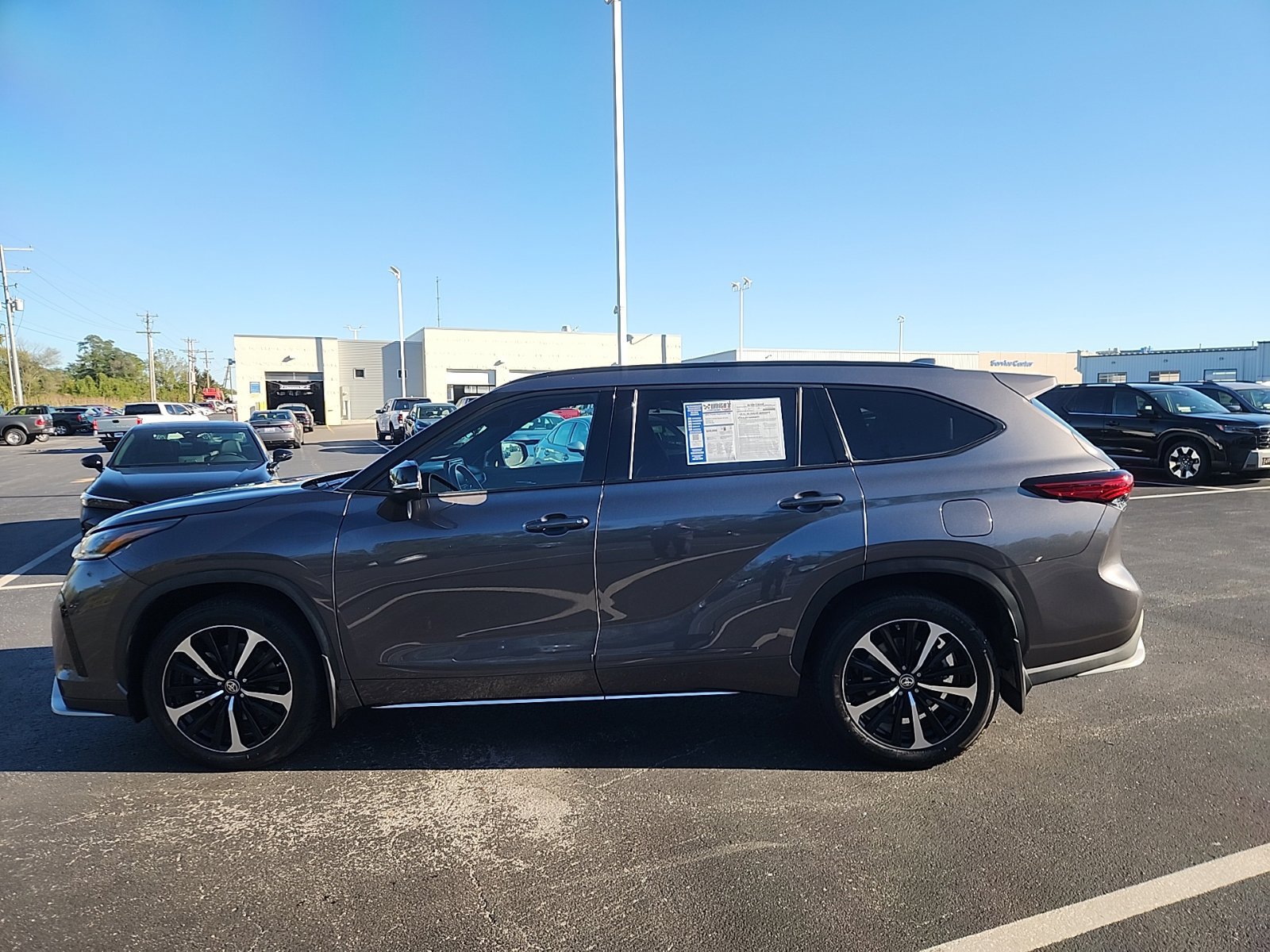 Used 2022 Toyota Highlander XSE AWD/4WD image 3