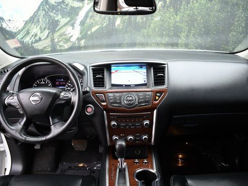 Used 2017 Nissan Pathfinder Platinum AWD/4WD image 18