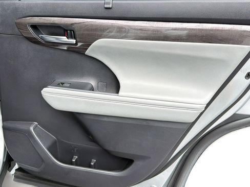 Used 2023 Toyota Highlander Limited FWD image 30