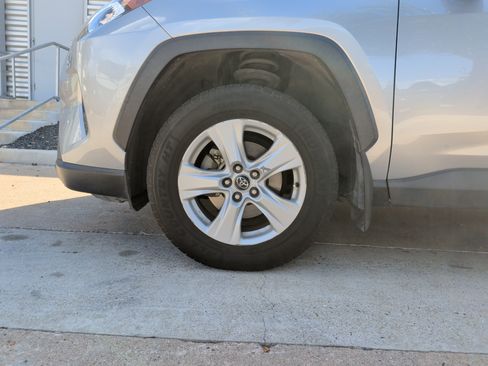 Used 2021 Toyota RAV4 XLE FWD image 12