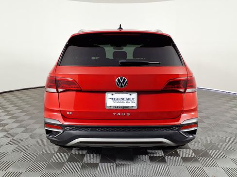 Used 2024 Volkswagen Taos SE w/ Panoramic Sunroof Package FWD image 5