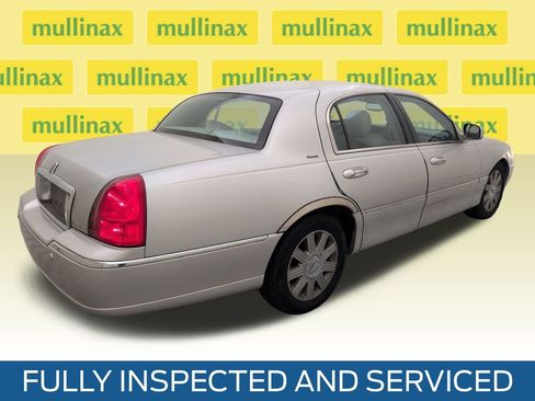 Used 2004 Lincoln Town Car Ultimate RWD image 3